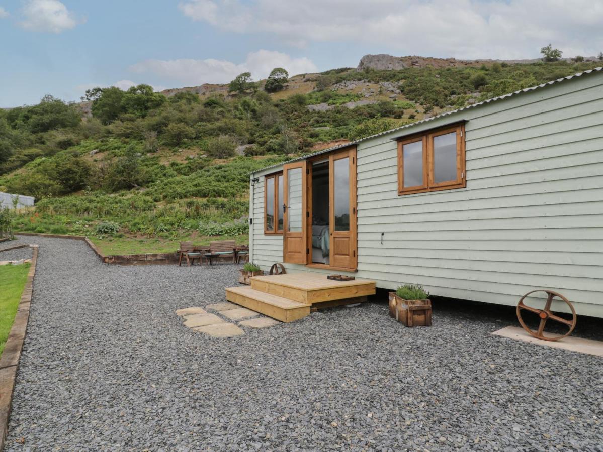 Tan Y Castell Shepherds Hut Llangollen Extérieur photo